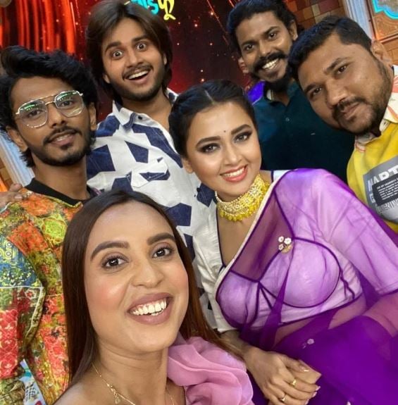 Tushar Ghadigaonkar (second from right, top) with Tejasswi Prakash and other cast of Man Kasturi Re