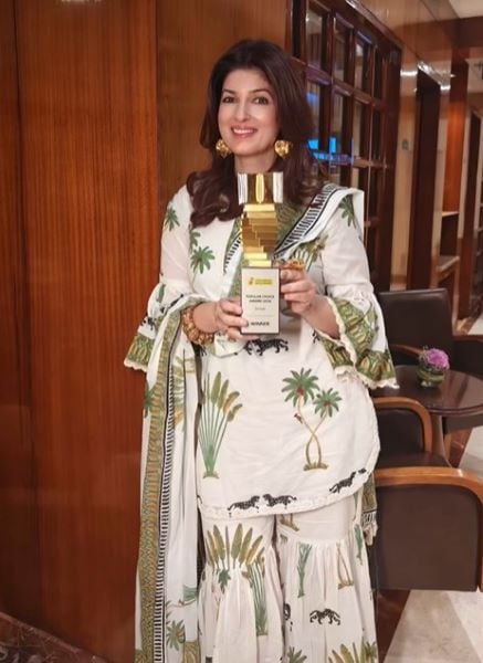 Twinkle Khanna posing with her Crossword Book Award