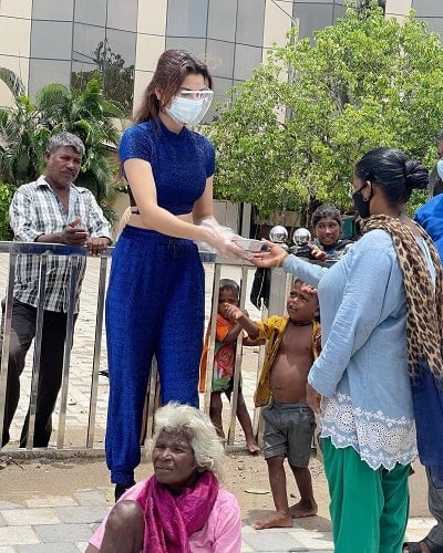 Urvashi Rautela distributing food