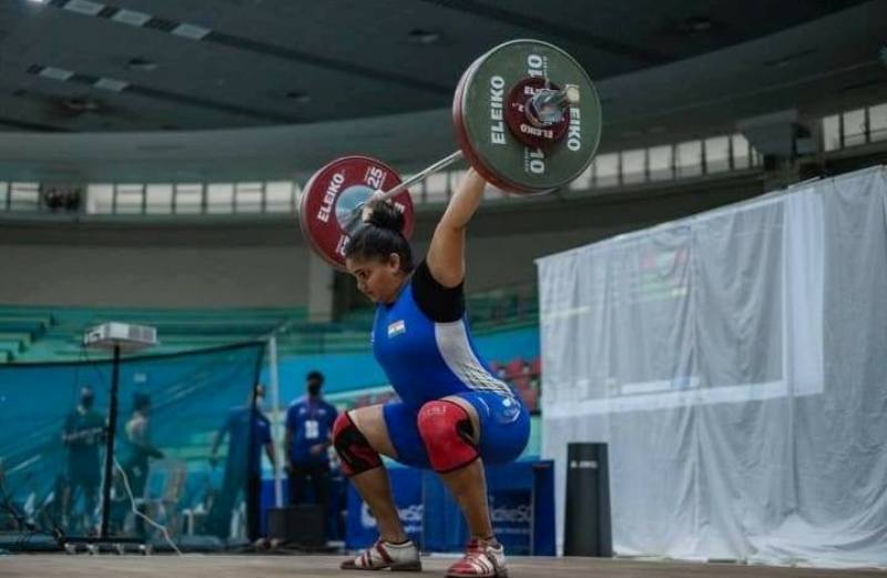 Usha Kumara during a weightlifting competition