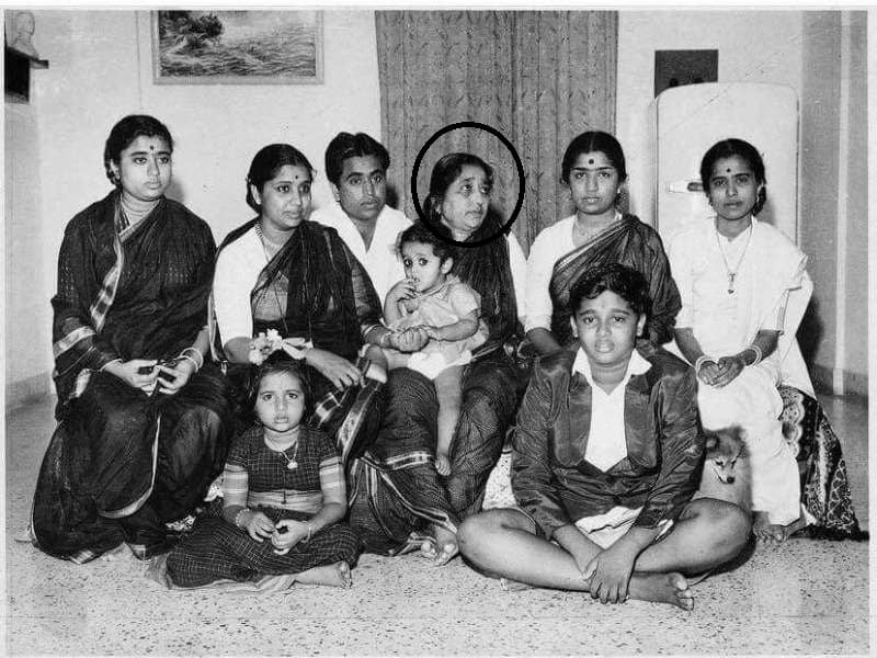 Usha Mangeshkar, Asha Mangeshkar, Hridayanath Mangeshkar, Shevanti Mangeshkar (encircled), Latha Mangeshkar &amp; Meena Mangeshkar