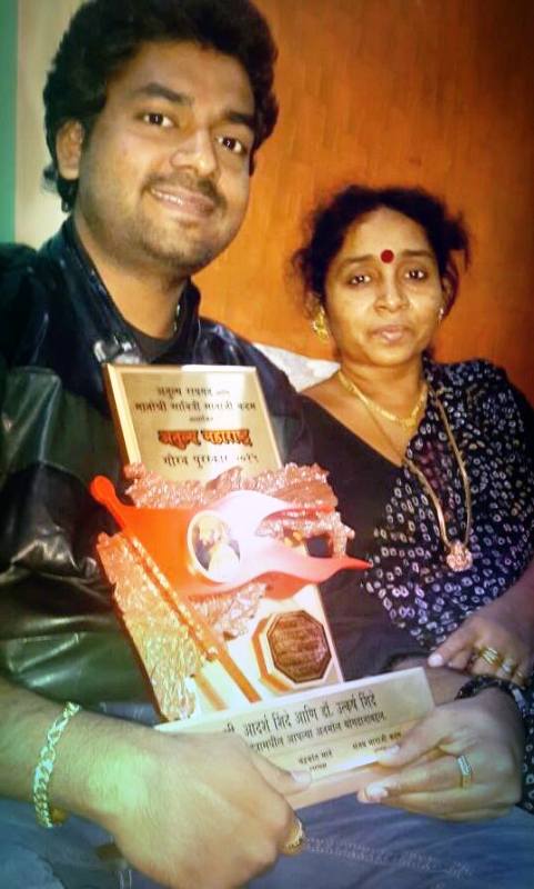 Utkarsh Anand Shinde holding Atulya Gaurav Sanman (2015)