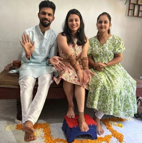 Utkarsha Pawar (centre) with her husband, Ruturaj Gaikwad during the Mehndi ceremony