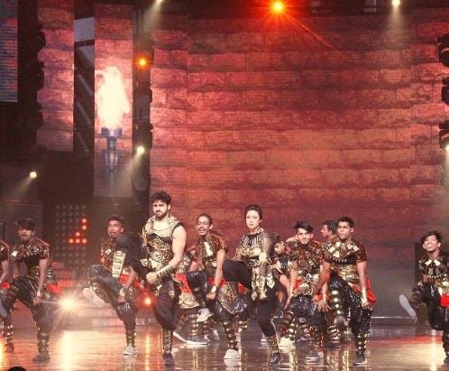 V Company performing with Divyanka Tripathi Dahiya and Vivek Dahiya on the sets of Nach Baliye 8