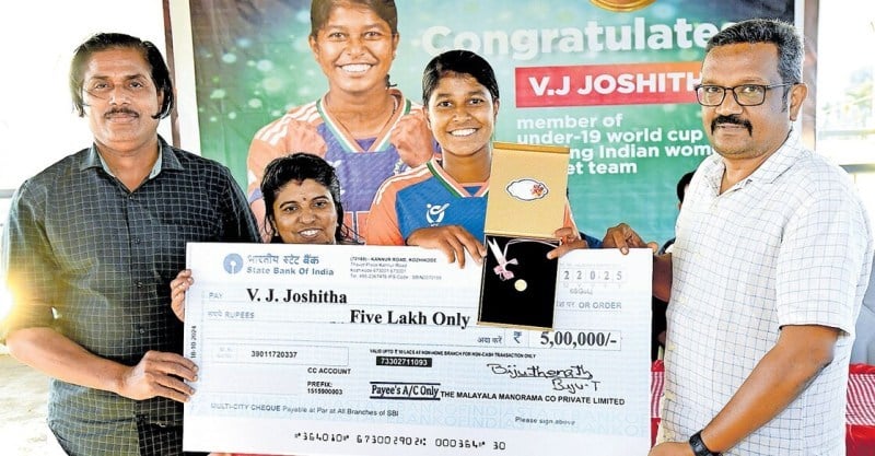 VJ Joshitha receiving the award with her family