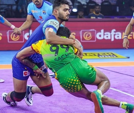 Vaibhav Garje while playing a kabaddi match in the tenth season of the PKL (2023)