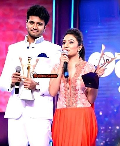 Vaishnavi Gowda holding her award