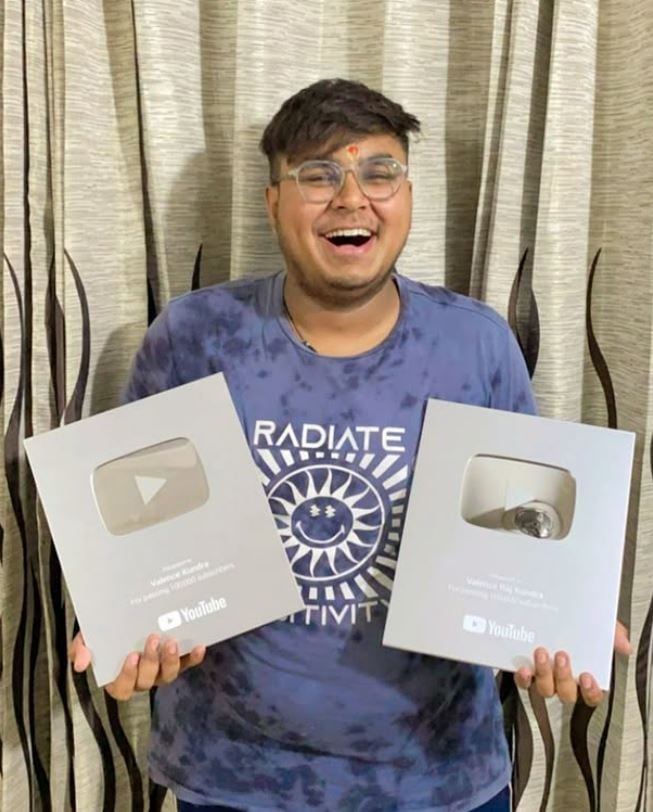 Valence Kundra with his Silver YouTube Play button
