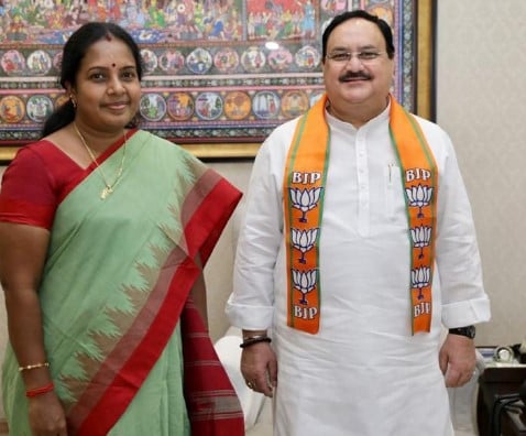 Vanathi Srinivasan with BJP National President Jagat Prakash Nadda after being appointed as the National President of BJP Mahila Morcha