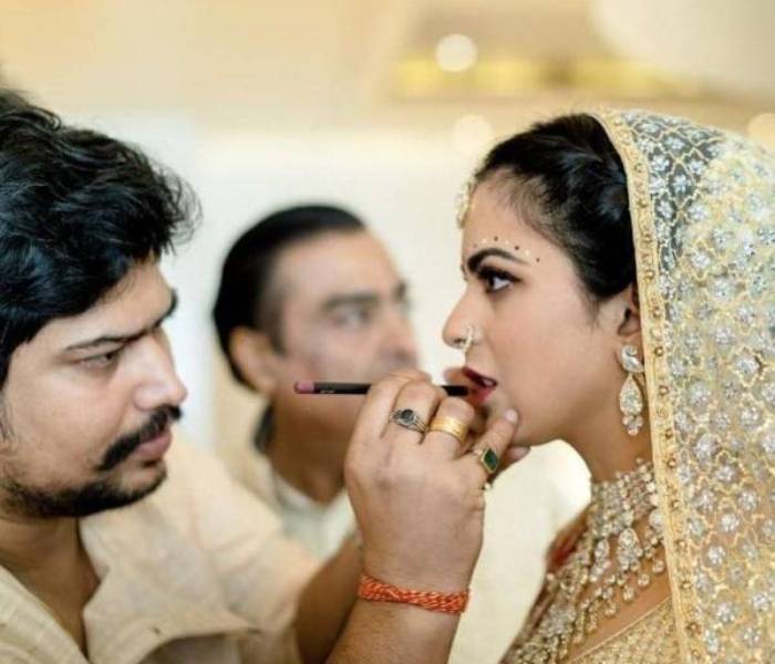 Vardan Nayak gives final touchup to Isha Ambani