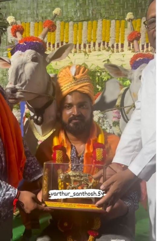 Varthur Santhosh while being honoured at an event