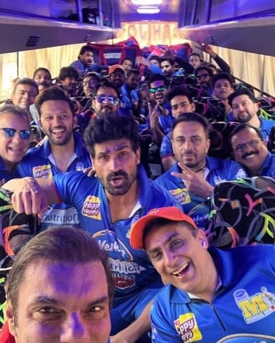 Vatsal Sheth with the Mumbai Heroes team