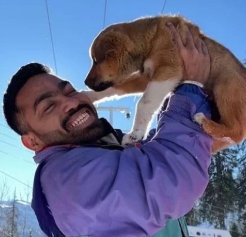 Vibhu Varshney posing with his pet