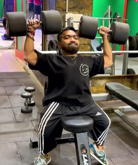 Vibhu Varshney while working out at a gym