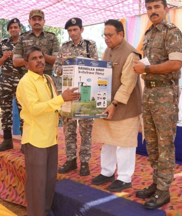 Vijay Darda donating sprayers to farmers