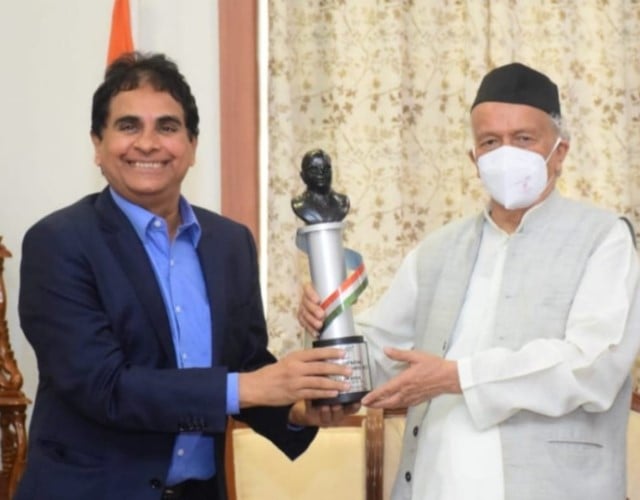 Vijay Kedia while receiving Dr Babasaheb Ambedkar award from the hon