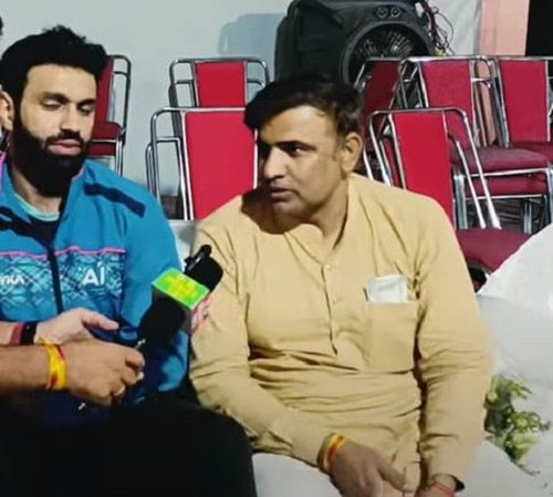 Vijay Malik with his coach Sushil