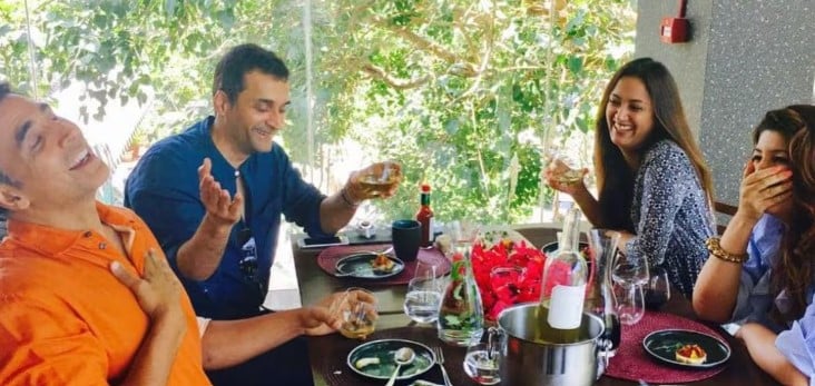 Vikas Oberoi and Gayatri Joshi enjoying lunch with Akshay Kumar and Twinkle Khanna