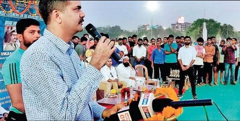 Vikas Vaibhav giving speech to inspire youngsters