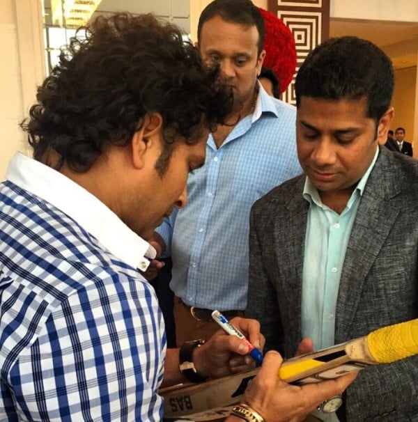 Vikrant Gupta getting his bat signed by Sachin Tendulkar