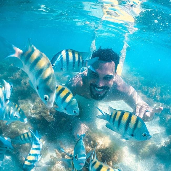 Vinícius Nascimento diving under water