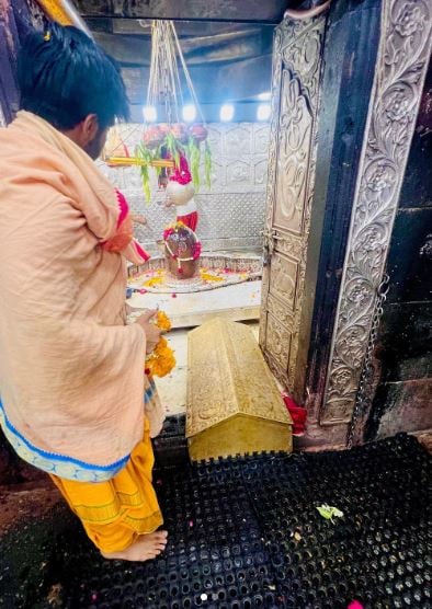 Vishal Singh seeking the blessings of Lord Shiva