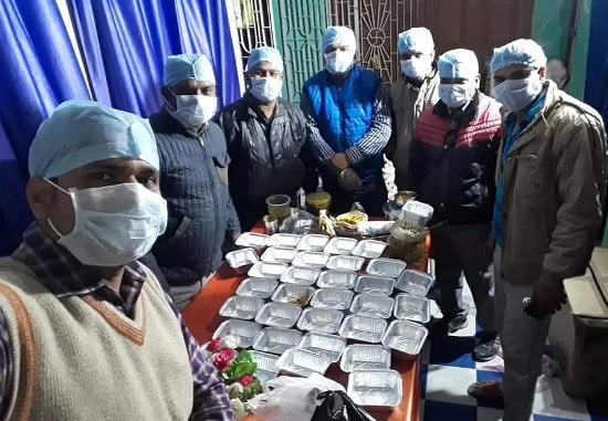 Volunteers of Roti Bank posing with the packed food packets