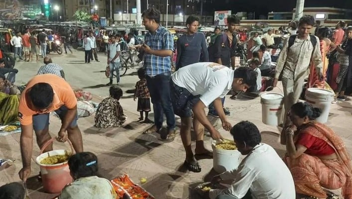 Volunteers of Roti Bank while distributing food