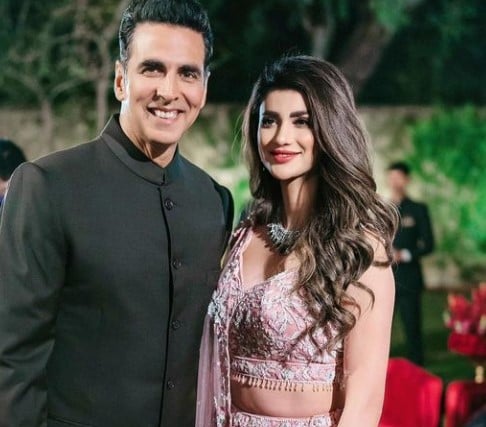 Wazhma Ayoubi posing with Indian actor Akshay Kumar during an event