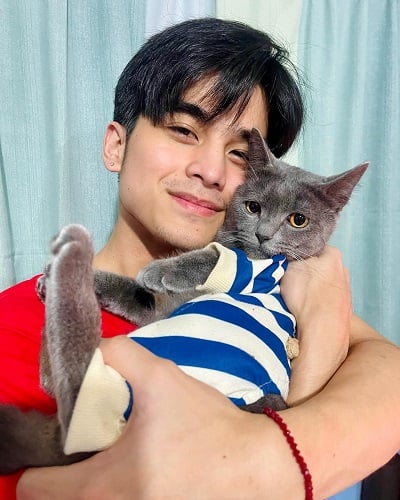 Will Ashley with his pet cat