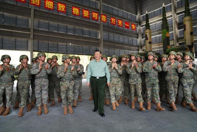 Xi Jinping standing surrounded by the soldiers of the PLA