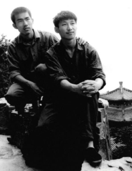 Xi posing for a photo with his friend during his school days