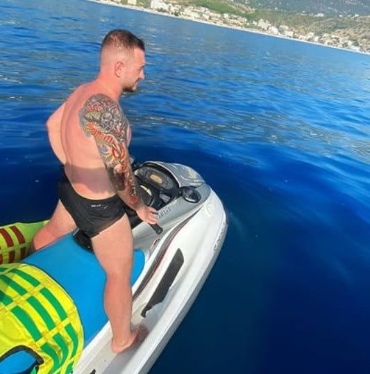 Xum Allushi during a trip