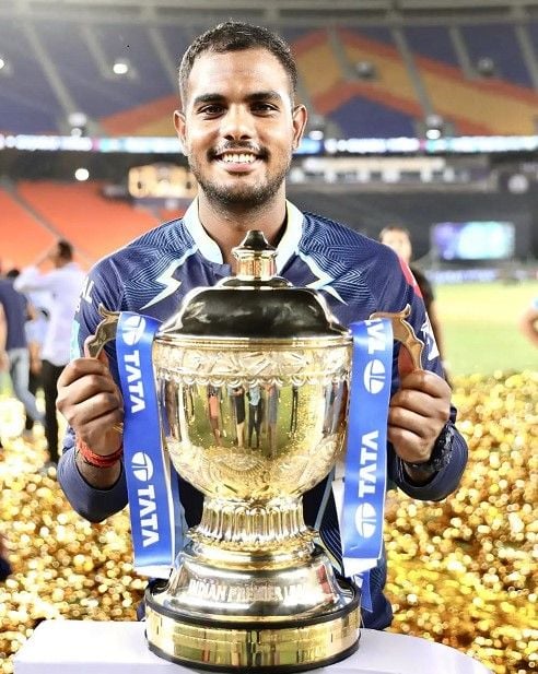 Yash Dayal with IPL 2022 Trophy
