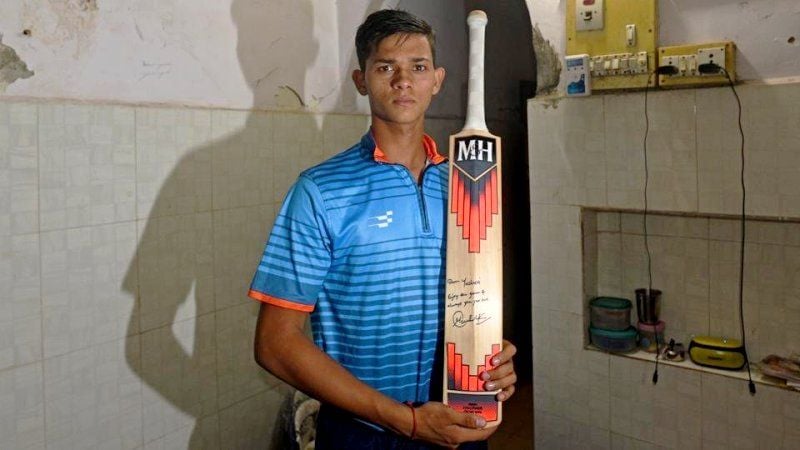 Yashasvi Jaiswal with the signed bat from Sachin Tendulkar