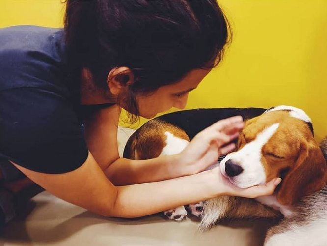Yashaswini Dayama loving a dog