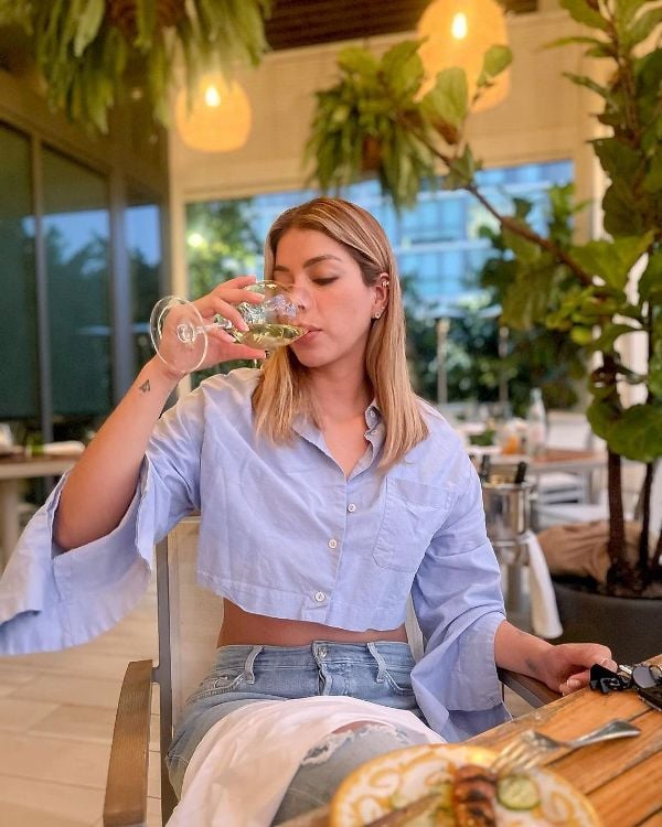 Yaya Muñoz while having wine