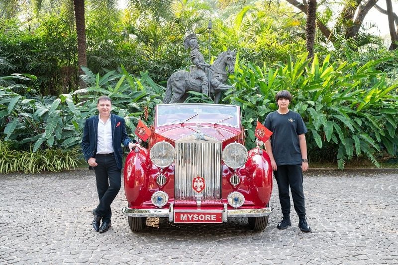 Yohan Poonawalla and his son posing with their Mysore Silver Wraith WCB40 at Villa d’Este