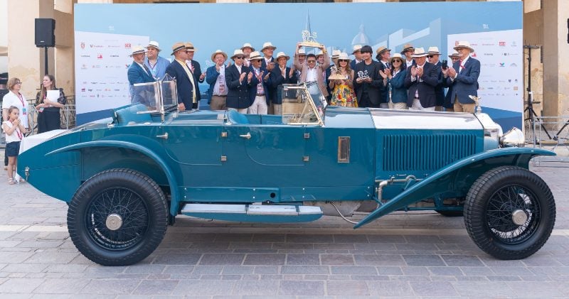 Yohan Poonawalla lifting the trophy
