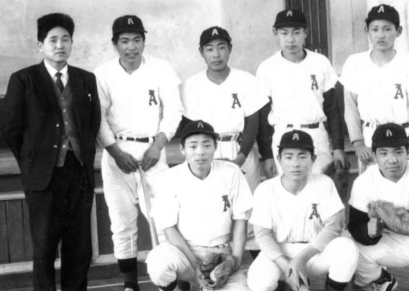 Yoshihide Suga (far right in back row) and his teammates in his junior high school baseball team