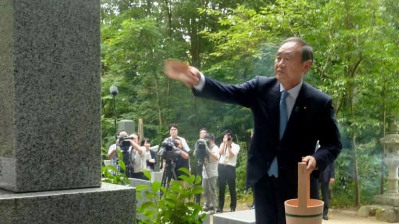 Yoshihide Suga pays respects at his mentor Seiroku Kajiyama