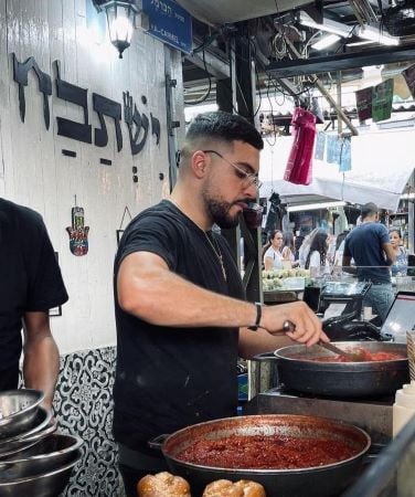 Yossi Parienti cooking at Ishtabah