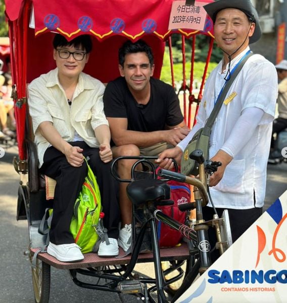 Yuhui Lee (extreme left) in a still from the Chilean TV show titled 