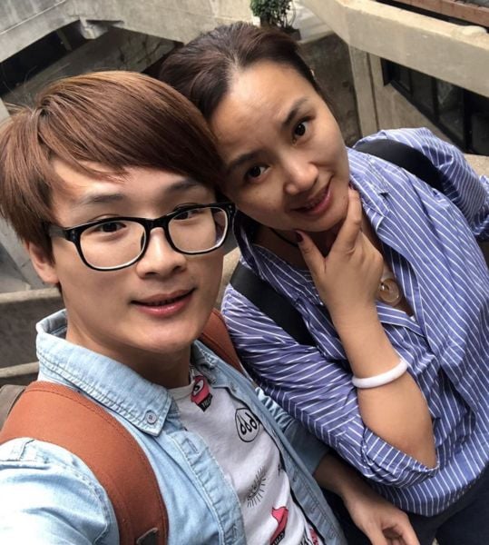 Yuhui Lee with his aunt who raised him