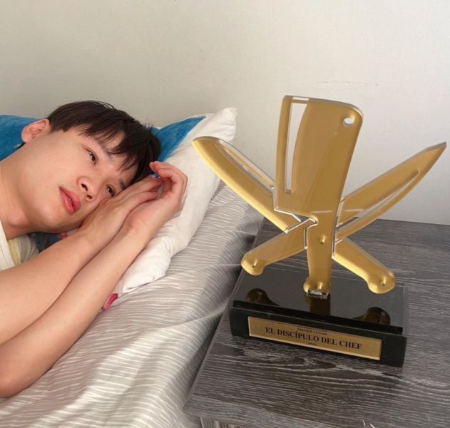 Yuhui Lee with his winning trophy of the Chilean culinary TV show titled 