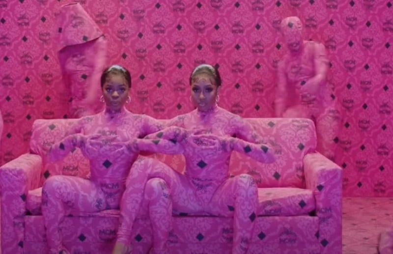 Yung Miami (right) in a still from the music video of the English sog Twerkulator (2021)