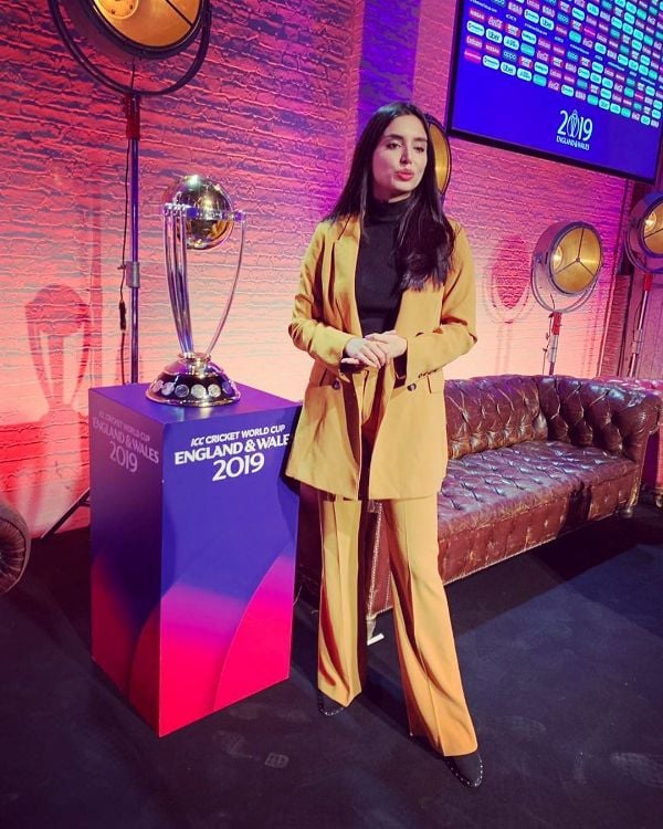 Zainab Abbas Posing With The 2019 ICC Cricket World Cup Trophy