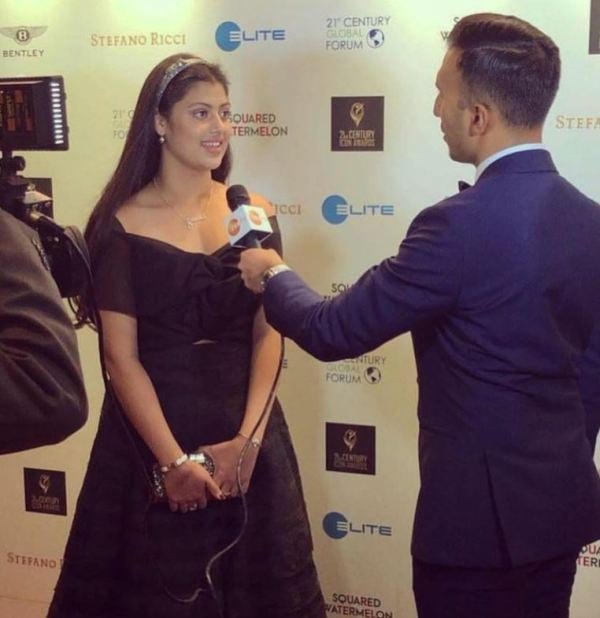 Zanai Bhosle interacting at 21st Century Icon Awards Show