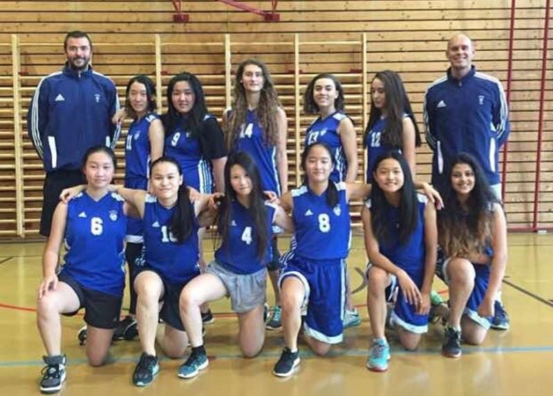 Zanai Bhosle posing with her basketball team