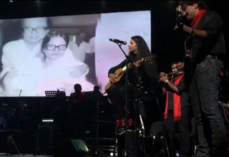 Zanai Bhosle while performing at a concert